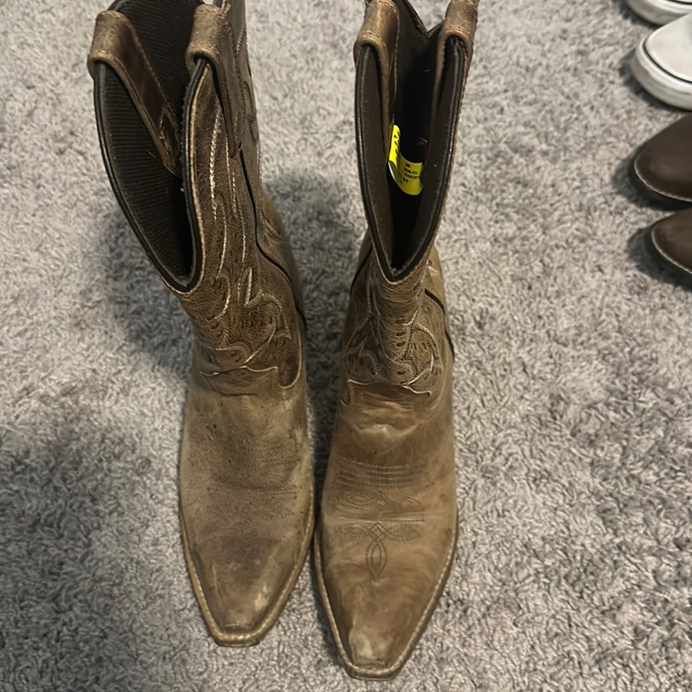 Women’s rawhide cowgirl style boots size 7 and a half